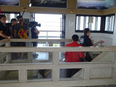 　ここまで城内に観光客は私一人だけ。平日の朝だからかな。それがややしばらくすると、何やら賑やかな集団が入ってきた様子。
（　´－д－） うるせぇなぁ。
なんて思いながら中央の階段を見ていると、上がってきた連中はビデオカメラに照明に・・・派手なジャケットを着た男と歩きにくそうな服を着た若い女。
（　´・д・） 結婚式用のビデオの撮影か？
なんていぶかしく思いながら派手な男（？）をよく見てみると・・・マギー審司でしたよ。テレビ番組の撮影だったようです。