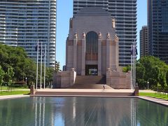 ANZAC War Memorial（アンザック戦争記念館）があり、館内は自由に見学できるそうだ
因みにANZAC（アンザック）とは、「Australian and New Zealand Army Corps」の略でオーストラリア・ニュージーランド連合軍のことで、オーストラリア国民にとってはとても重要な祝日で４月２５日のアンザック・デーには慰霊式典が行われるそうだ