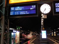 　朝のフランクフルト中央駅。パンとコーヒーを買って６：５８発パリ東駅行きＩＣＥに乗車しました。