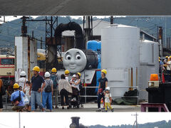 　新金谷の駅を出て、少々歩いて車両基地へ。

　おぉ、痛々しいねぇ。全身青く塗られて、正面の扉に顔まで付けられて、痛々しいなぁ。

　車両基地に入るには、一人500円を払った上でヘルメット着用とのこと。ヘルメットが足りないそうでしばし待たされる。