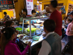 ホイアン市場にて。
お昼が近いので食事で賑わっています。