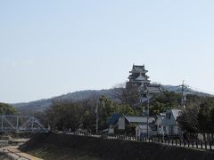 岡山城は昭和２０年の岡山空襲でそのほとんどが焼け落ちてしまったそうで、
今の天守は昭和４１年（１９６６年）に鉄筋コンクリート造りで再建されたものだそうです。