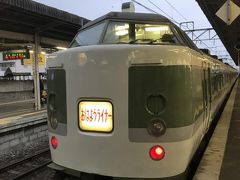 眠い目をこすりつつ、塩尻駅へ
もう間もなくなくなる１８９系”おはようライナー”に乗って長野に向かいます