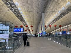 娘が起きたら、何も食べたがらず、しかも前日変な組み合わせの服を選んだせいで、最終日に着たい服が無くなり、またしても肌着の上にカーディガンというとんでもない格好を選んだので、どこにも寄らず、パーカーのチャックを閉めて大人しく空港に直行しました（笑）