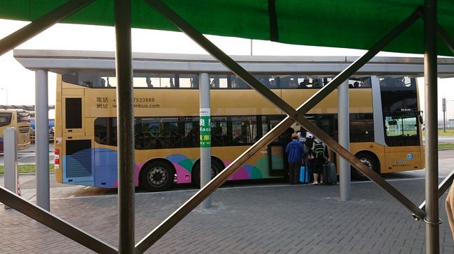 自然とバス乗り場に到着。今回は、乗り場へ着くと、左右にバスが待機していて、次々と案内されて乗り込み、定員になったバスから、出発して行きました。<br />待ち時間はありませんでした。