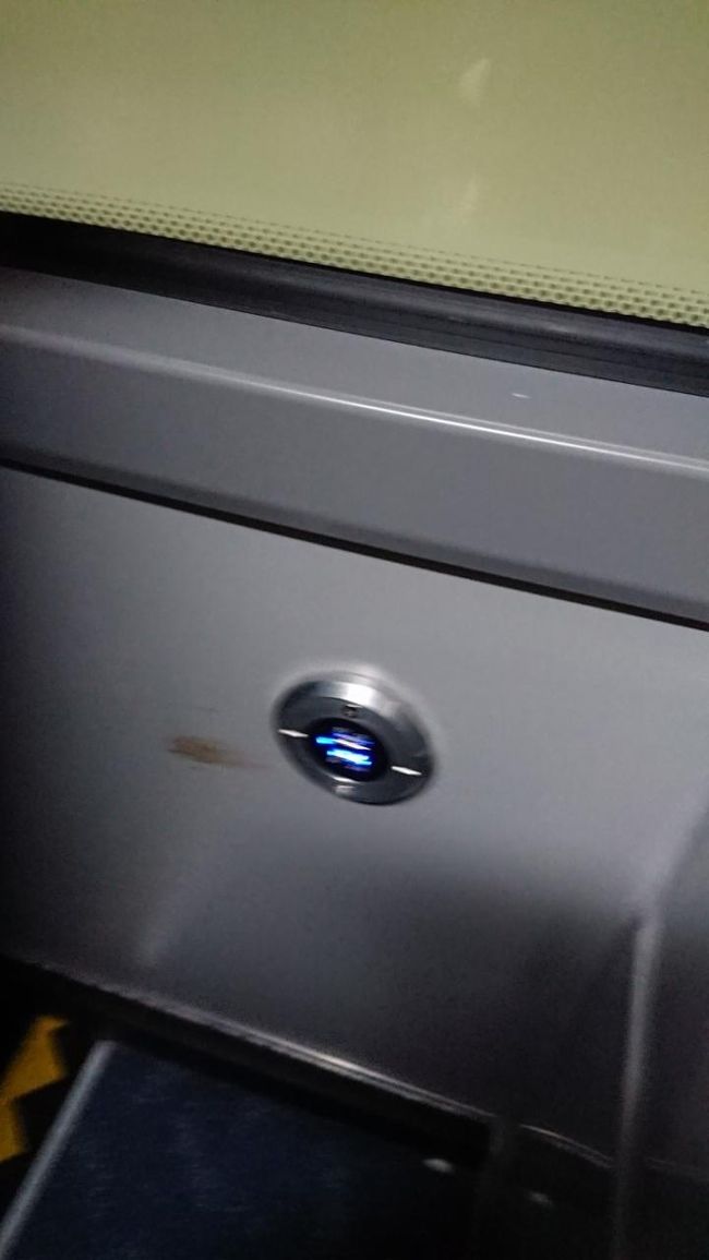バスの窓際には、ＵＳＢの差し込みがありました。