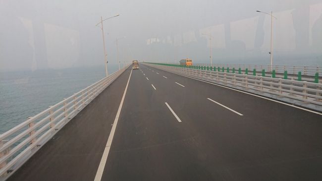 ずーっと、海の上を進みます。<br />今は、一般車両に解放さていないので、片側3車線の橋はガラガラです。