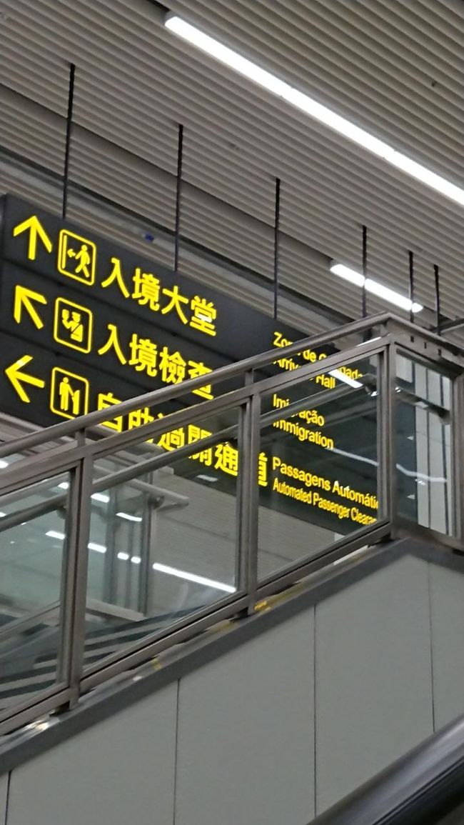 エスカレーターで上っていきます。<br />エレベーターの所に、お手洗いもあります。