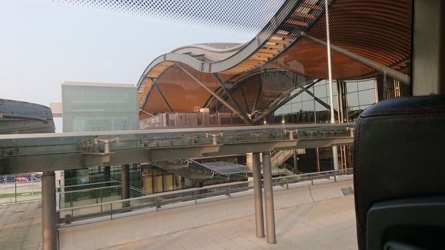 まずは、イミグレに到着。<br />この建物（香港口岸）から出発です。<br />ホテル前からバスでイミグレまで、事前の調べでは所要時間は、1時間半ぐらいとの事でしたので、覚悟してましたが、50分程で着きました。