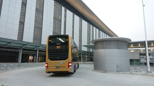 バスは澳門のイミグレに着きました！<br />この建物に入ります。<br />バス降りた所に、灰皿もありましたよ。