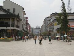 蘇州中心部の繁華街「観前街」。