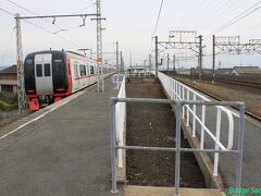 飯田線 下地駅
1925年、開業。（豊川鉄道）
Ｖ字型のホームです。ＪＲ東海（飯田線）と名鉄は豊橋駅から平井信号場までの約4kmの線路を共用しています。右は東海道本線。ホームは無く、通過します。