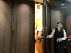 但馬三田牛 ウェスタ
Vesta（ウェスタ）とはローマ神話に登場する竃の女神

この店、看板もなければメニューもありません。
しかし、店の前ではスタッフが立っていて、「○○様お待ちしておりました。」
と向かい入れてくれました。