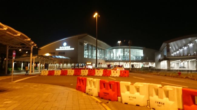 無料シャトルバスでタイパフェリーターミナルに着きました。タイパフェリーターミナルは立派な建物になっています。<br />前の味わいのある、建物もよかったけど・・・