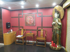 おはようございます。
香港２日目の朝を迎えました。
ここはホテルのロビー。
謎のオブジェがお迎えです。

なんだか昨夜はなかなか眠れず、就寝したのは深夜3:30頃。
現在時刻は6:12。
２時間ちょっとの睡眠でしたのでかなり眠いです。

今日はこのまま空港へ向かって、台北へ飛びます。