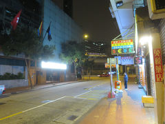 昨夜確認しておいたシャトルバスのバス停へ。
んー、しかし、本当に来るのかしら。