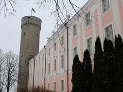 要塞時代の名残が「のっぽのヘルマン」と呼ばれる塔。
高さ50.2mの塔の上にはエストニアの国旗が掲げられています。