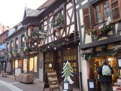 　右の目を引く木組みの建物は１３９０年に建てられたPfifferhuss（吟遊詩人の宿）。現在はレストランです。