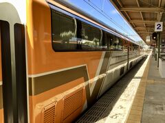 【近畿日本鉄道：松阪ー五十鈴川】

乗る電車の概観は、場所に似合わず、すさまじく派手で最新（っぽい）車両です。