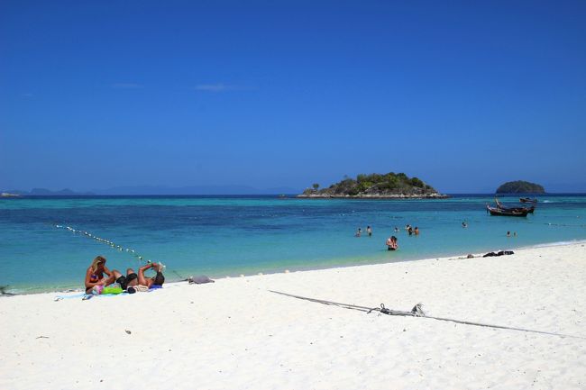 ☆Sunrise Beach , Lipe Beach Resort @ Koh Lipe Thai<br /><br />前回の旅行記Part２-①で紹介したAndaman Resortの南隣りは<br />Lipe Beach Resort。<br /><br />※https://lipebeachresort.com/<br /><br />