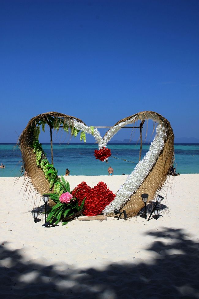 ☆Hart Object of Sunrise Beach , Lipe Beach Resort @ Koh Lipe Thai<br /><br />Lipe Beach Resort名物と言えばビーチに作られたハート型のオブジェ。<br />毎年新しく作り変えられていますが今年は例年よりコテコテ。<br />私的にはもう少しシンプルな方が好みです。