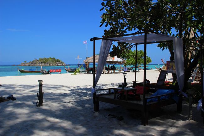 ☆Sala of Lipe Beach Resort @ Koh Lipe Thai<br /><br />Lipe Beach Resort のSala（東屋）です。<br />こちらのSalaの天蓋はシースルーじゃないので<br />ちゃんと日陰の役目をしています。