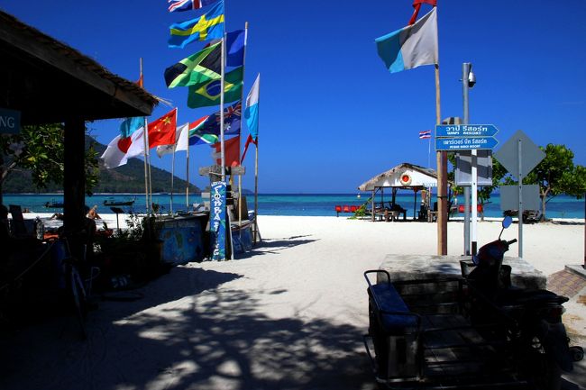 ☆Forra Dive Resort Sunrise Beach @ Koh Lipe Thai<br /><br />Lipe Beach Resortの南隣りはForra Dive Resort 。<br />Sunrise BeachとPattaya BeachにDiving Centerとバンガローがあります。<br />バンガローは奥まっているのであまり見えませんが<br />未だに全棟素朴な竹製バンガローです。<br />宿泊費は安くあげてガンガン潜ろうという人向き。<br /><br />http://www.forradiving.com/