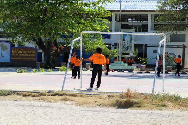 ☆Baan Koh Adang School , Sunrise Beach @ Koh LipeThai<br /><br />リペ諸島で唯一の学校です。<br />今はWalking Streetに民間のクリニックが2軒ありますが<br />以前は学校の隣りにある診療所が唯一の医療施設でした。<br />今は観光客が診てもらうことは無いと思いますが<br />5年くらい前まではこの診療所で診てもらっていました。