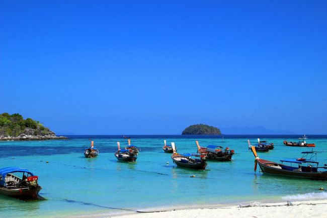 ☆Sunrise Beach View @ Koh Lipe Thai<br /><br />学校前の海にはたくさんのロングテールボートが停泊しています。<br />学校の裏手には先住民であるChawlay（チャオレイ）のリペ島で一番大きな<br />集落があり、そのChawlayの多くが船頭を生業としているからです。