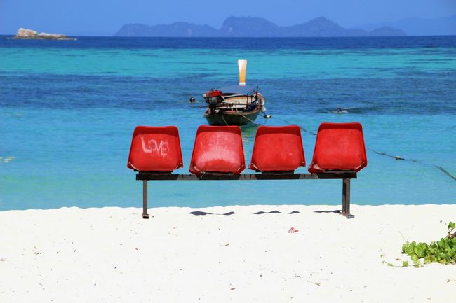 ☆Taxi Boat House , Sunrise Beach @ Koh Lipe Thai<br /><br />Taxi Boat House前に昨年は無かった待合椅子が設けらていました。