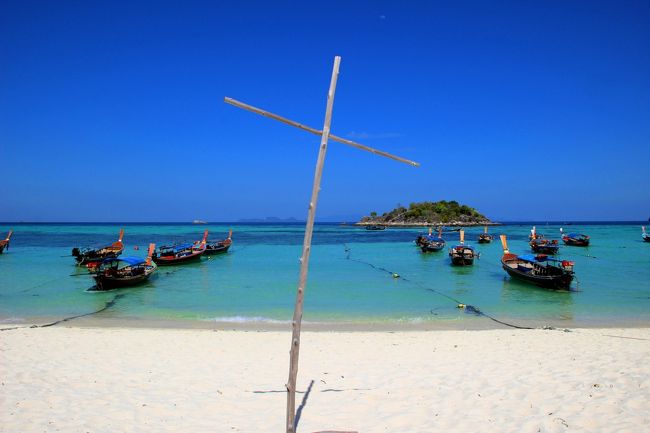 ☆Sunrise Beach View fron of  Baan Koh Adang School @ Koh Lipe Thai<br /><br />学校前ビーチには謎のオブジェが立っています。<br /><br />
