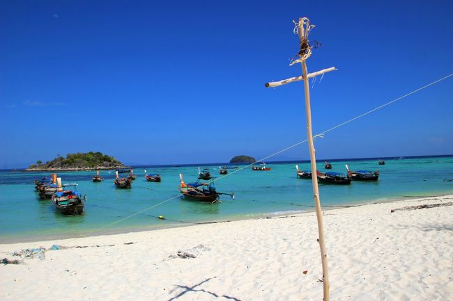 ☆Sunrise Beach View fron of  Baan Koh Adang School @ Koh Lipe Thai<br /><br />チャオレイ(Chawlay)はリペ島の先住民で<br />昔は家船で生活しながらマレー半島のアンダマン海を漂海していました。<br />現在も漂海しているのはタイ＆ミャンマー国境ふきんにわずかにいるだけで<br />他の多くのチャオレイは周辺の島々に土着しています。<br />独特の宗教・風習・文化を持ち言語もタイ語ではありませんが<br />現在はタイ語を話します。