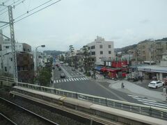 鎌倉駅が近付くと鶴岡八幡宮の参道・若宮大路を鉄橋で超えさせていただきます。