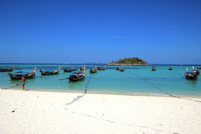 ☆Sunrise Beach View fron of  Baan Koh Adang School @ Koh Lipe Thai<br /><br />向こうの小島はKoh Kra。<br />潮がきつく無ければ泳いで行ける近さです。<br />周辺は珊瑚礁も発達しているのでスノーケリングも楽しめます。<br />昨年は上陸禁止の看板があったそうですが<br />監視員がいるわけではないので皆さん無視しています。