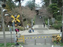 北鎌倉の円覚寺境内を踏切で通り過ぎます。