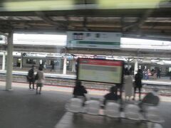 戸塚駅。
方向別複々線になっているから同じホームで東海道線と横須賀線の乗り換えができるようになっています。