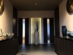 【グランヴィラククル石垣島】
https://grandvilla-cucule.jp/

8階にあるスカイククル（テラススイート）のエントランス。一休で，2泊分総額で99,750円でした。コンドミニアムスタイルの2ベッドルーム，遠くに海を望むテラス付きのスイートです。コンドミニアムスタイルと言っても，毎日清掃が入ります。簡易清掃（アメニティの補充とタオル交換，ベッドメイク，キッチン周りの清掃のみ，浴槽の清掃等は無し）に協力して，オリオンビールを2本もらいましたw

なお，「石垣島ホテルククル」
https://www.cucule.jp/
は，運営会社は同じですが，別のホテルです。
また，ゲストハウス「ちゅらククル石垣島」
https://chura-cucule.jp/
は，「グランヴィラククル石垣島」と同一の建物の1階にあります。