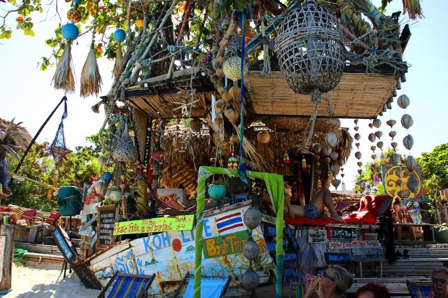 ☆Sea Lavi Beach Bar , Sunrise Beach @ Koh Lipe Thai<br /><br />4年前のオープ当初（下の写真）からインリアがエキゾチックで<br />何風なんだか良く分からなかったSea Lavi Beach Barですが<br />年毎に様々な装飾が付け加えられ<br />今じゃ収拾が付かない感じです(^^;)。<br />言葉は悪いですがまるでゴミ屋敷みたい。<br />いくらタイのバーが独特な雰囲気があるとは言え<br />ゴチャゴチャし過ぎて何をアピールしたのかさっぱり分かりません。<br /><br />