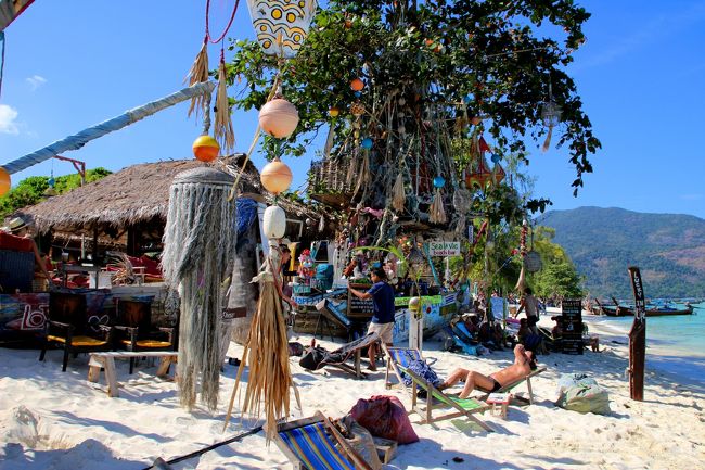 ☆Sea Lavi Beach Bar , Sunrise Beach @ Koh Lipe Thai<br /><br />南側から望んだSea Lavi Beach Bar。<br />人気があったツリーハウスのペアシートも<br />混沌の中に埋もれてしまいました(－－〆)。