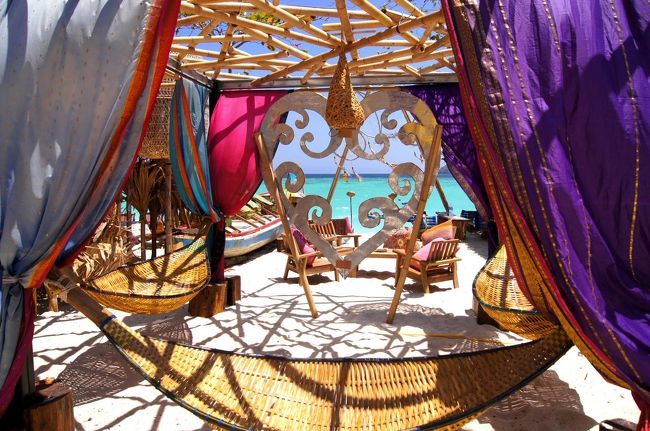 ☆Sea Lavi Beach Bar , Sunrise Beach @ Koh Lipe Thai （２０１６年撮影）<br /><br />オープン当初はアラビアンナイトとタイが融合したような<br />けっこうイケてるインテリアだっただけに<br />今の姿は私的には残念です。
