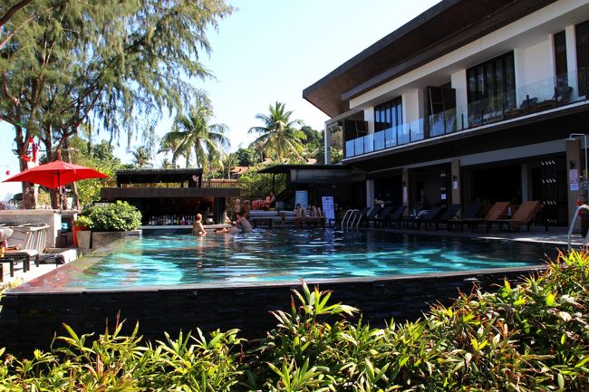 ☆Idyllic Resort , Sunrise Beach @ Koh Lipe Thai<br /><br />リペ島で初めてできたプールです。<br /><br /><br />３年前ＴＢＳ系『世界さまぁ～リゾート』（２０１６年３/５放送）で<br />ＴＶで初めてリペ島が紹介されました。<br />その中で紹介されたリゾートの一つがこのIdyllic Resortでした。<br /><br />https://youtu.be/1PcCEn2avHc