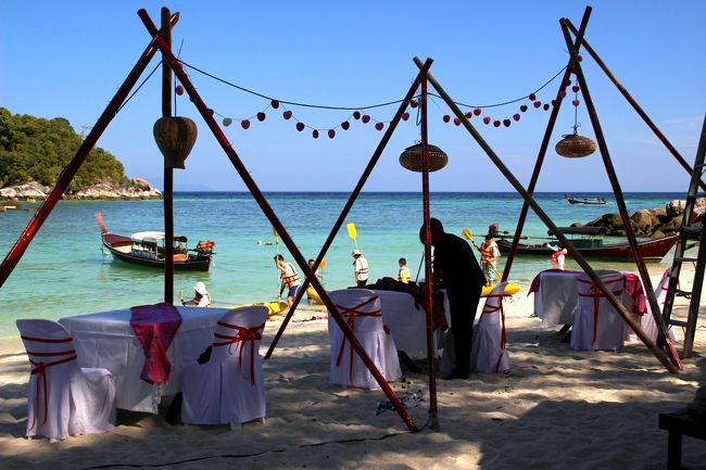 ☆Idyllic Resort , Sunrise Beach @ Koh Lipe Thai<br /><br />櫓はRomance Dinner用のセットでした。