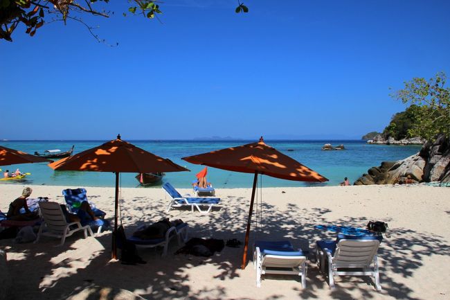 ☆Kathalee Beach Resort,Sunrise Beach @ Koh Lipe Thai<br /><br />Idyllic Resortの南隣りはSunrise Beachのどん詰まり（最南端）にある<br />Kathalee Beach Resort。<br />リーゾトの前にSunrise Beachを一望できるView Point Rockがあり<br />そこから見下ろしたKathalee Beach Resortです。<br />その岩山の陰（南側）にも入り江状の小さなビーチ２つと<br />Ten Moons ResortやSerendipity Resortがあります。