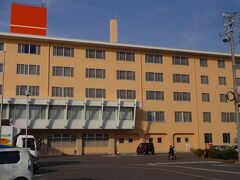 今日の宿、かんぽの宿知多美浜です。

最近はかんぽの宿に泊まることが多いのですが、その理由は、
（１）お値段がお安い
（２）必ず温泉がある
そして、最大の理由は
（３）ガイジンさんがいなくて静か
というものです。

ガイジンさんもマナーの良い方が多いので普通は問題ないのですが、そこそこ有名なチェーンホテルなどではツアーのガイジンさんと遭遇する確率が高く、喧噪ともいえる不愉快さがないとはいえませんのでーー。
（良いガイジンさん、ごめんなさい！（苦笑））

かんぽの宿になぜガイジンさんが皆無なのかは不明ですが、確率は低そうです。