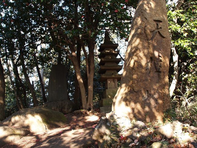 天柱峰。浄智寺境内の最高点であろう。「天柱峰」石碑、「竺僊梵僊和尚顕彰碑」と傍には石の五重石塔。