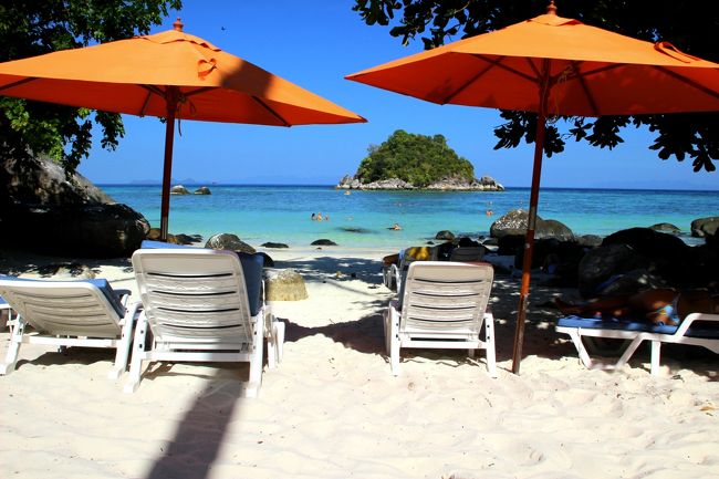 ☆Kathalee Beach Resort,Sunrise Beach @ Koh Lipe Thai<br /><br />View Point Rock の向こうにはKathalee Beach Resortの他に<br />Ten Moon Resort とSrendipity Resortと２つの小さなビーチがあります。