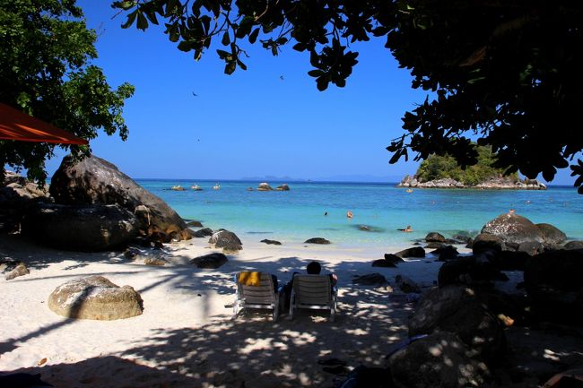 ☆Ten Moons Koh Lipe Beach Resort @ Koh Lipe Thai<br /><br />Kathalee Beach Resortの南隣りはTen Moons Koh Lipe Beach Resort。<br /><br />http://www.booking.com/hotel/th/ten-moons-koh-lipe-beach-resort.ja.html<br /><br />以前はView Pont Resortと言う素朴なバンガローでしたが<br />その敷地を２分してKathalee とTenMoonsが新規オープンしました。