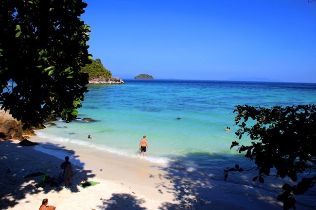 ☆Serendipity Beach @ Koh Lipe Thai<br /><br />Kathalee Beach Resortとの共用ビーチの隣りには<br />Ten MoonsとSerendipity が共用する小さなビーチがあります。<br /><br />【Serendipity Resort】は2010年11月に新規オープン。<br />部屋数は１１室(コーテージ)のブティックリゾートで<br />当時はプール付きコテージもありませんでした。（現在は全１２室かな？）<br />自然素材にこだわった家庭的なナチュラルリゾートです。<br /><br />※http://www.serendipityresort-kohlipe.com/