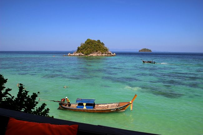 ☆Serendipity Resort @ Koh Lipe Thai<br /><br />この日は訪れるのが少し遅かったのか<br />海色がイマイチ冴えません。<br />海色は干満も影響しますが太陽の位置も大きく影響し<br />理想は太陽が真上背後にある時間帯です。<br /><br />正面の小島はKoh Uesn で遠くの島はKoh Talak。<br />どちらも無人島です。