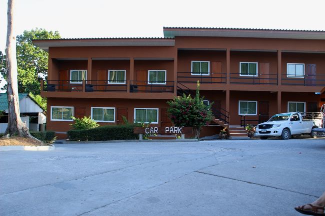 ☆Car Park of Mountain Resort @ Koh Lipe Thai<br /><br />1年ぶりにSunrise Beachの探索を終え部屋でのんびりした後は<br />Pattaya Beachに夕日を見に行くことにしました。<br />Mountain ResortからPattaya Beachまでは徒歩１５分ほどかかりますが<br />夕方１８：００～２２：００まで１５分間隔くらいで<br />Walking Street近くまで無料の送迎サービスがあります。<br />丘の天辺にCar Parkと待合椅子があります。<br />１８：００の一番車に乗ればPattaya Beachのサンセットに十分間に合います。<br />ただ１番車は乗車するゲストも多いので１０分くらい前に行っていた方が確実です。